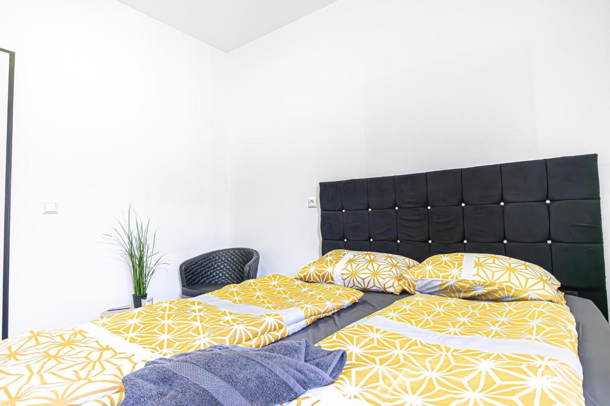 Near Schoenbrunn - Economy Rooms In Shared Apartment At Meidling Train Station Відень Екстер'єр фото