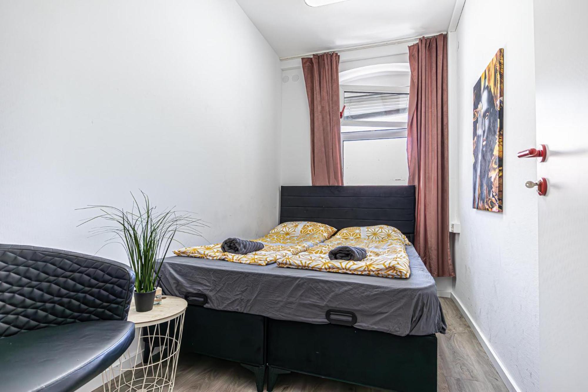 Near Schoenbrunn - Economy Rooms In Shared Apartment At Meidling Train Station Відень Екстер'єр фото
