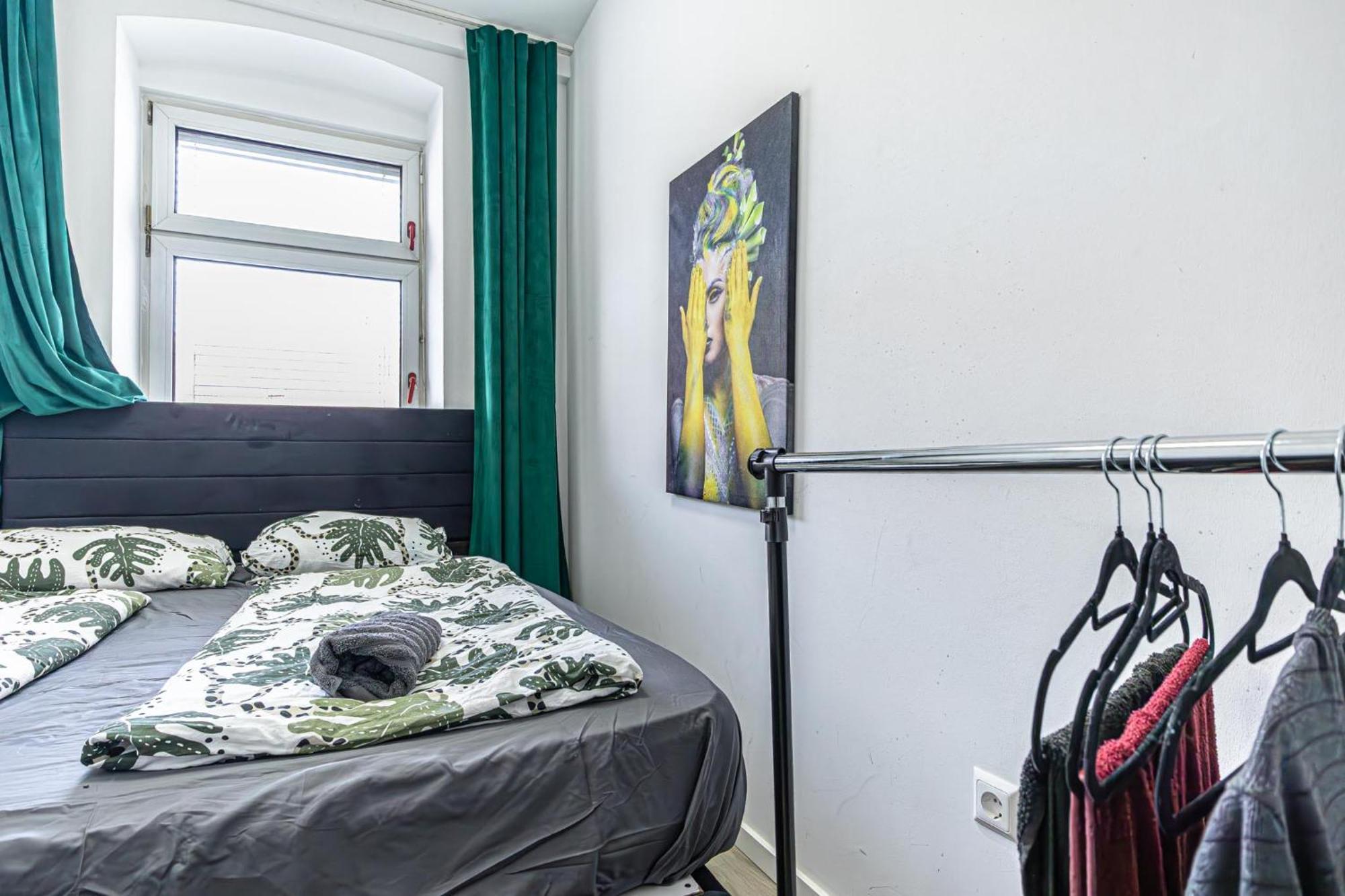 Near Schoenbrunn - Economy Rooms In Shared Apartment At Meidling Train Station Відень Екстер'єр фото