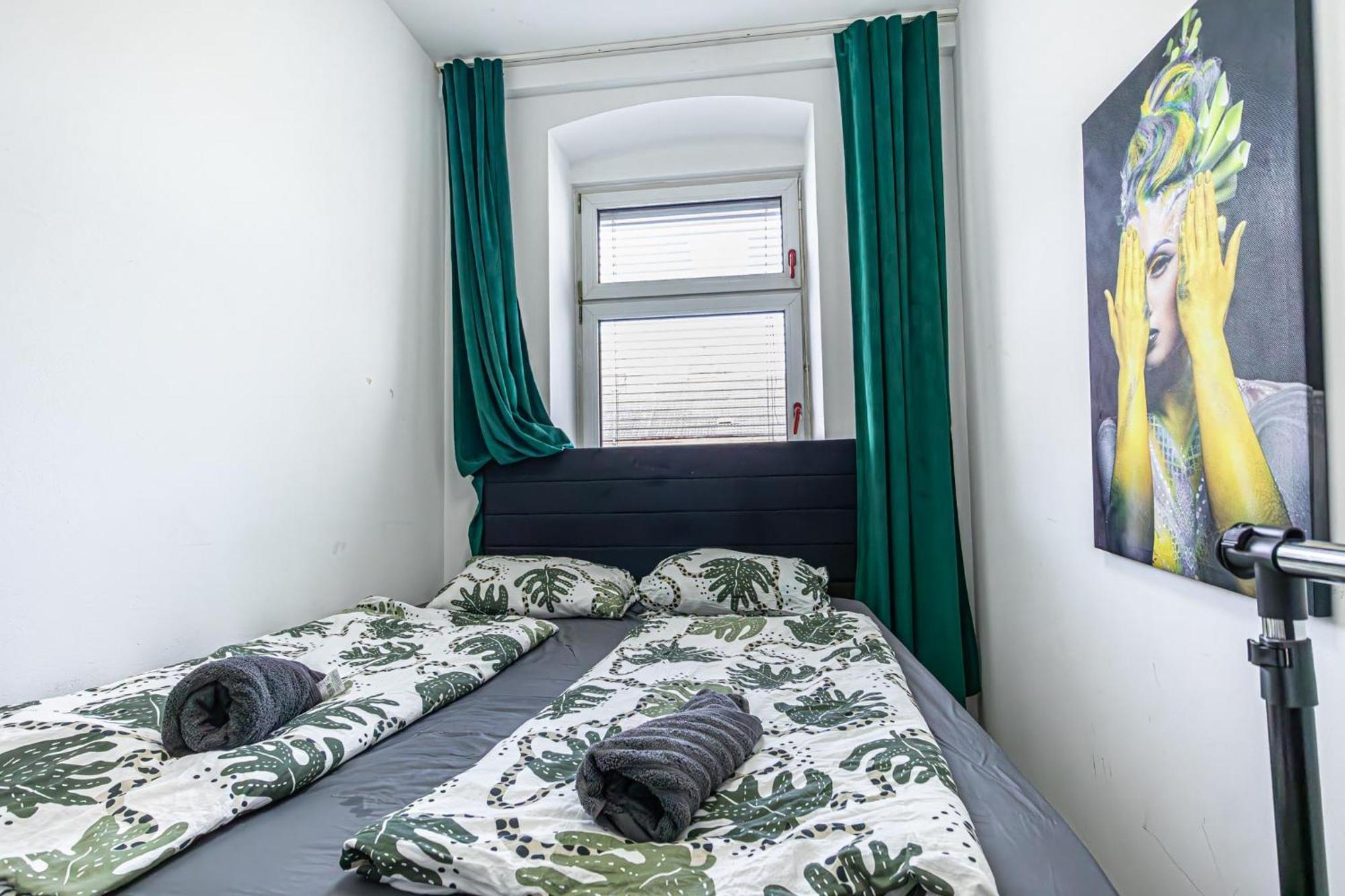 Near Schoenbrunn - Economy Rooms In Shared Apartment At Meidling Train Station Відень Екстер'єр фото