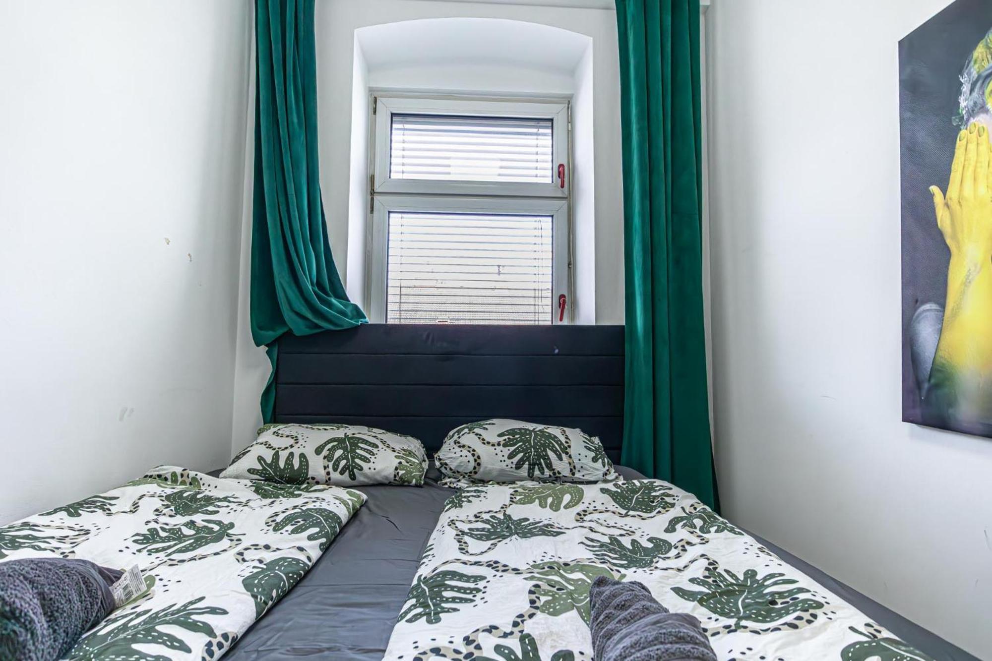 Near Schoenbrunn - Economy Rooms In Shared Apartment At Meidling Train Station Відень Екстер'єр фото