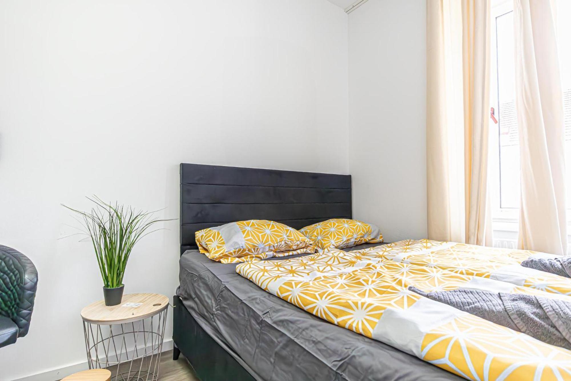 Near Schoenbrunn - Economy Rooms In Shared Apartment At Meidling Train Station Відень Екстер'єр фото