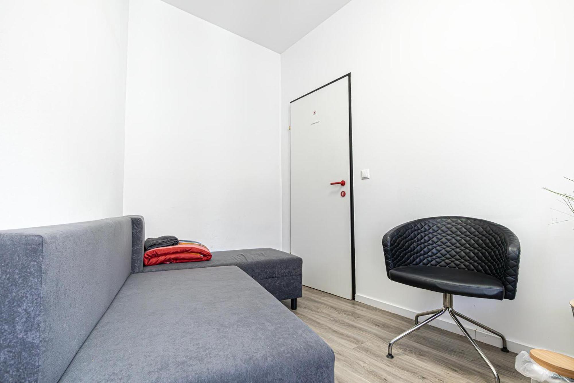 Near Schoenbrunn - Economy Rooms In Shared Apartment At Meidling Train Station Відень Екстер'єр фото