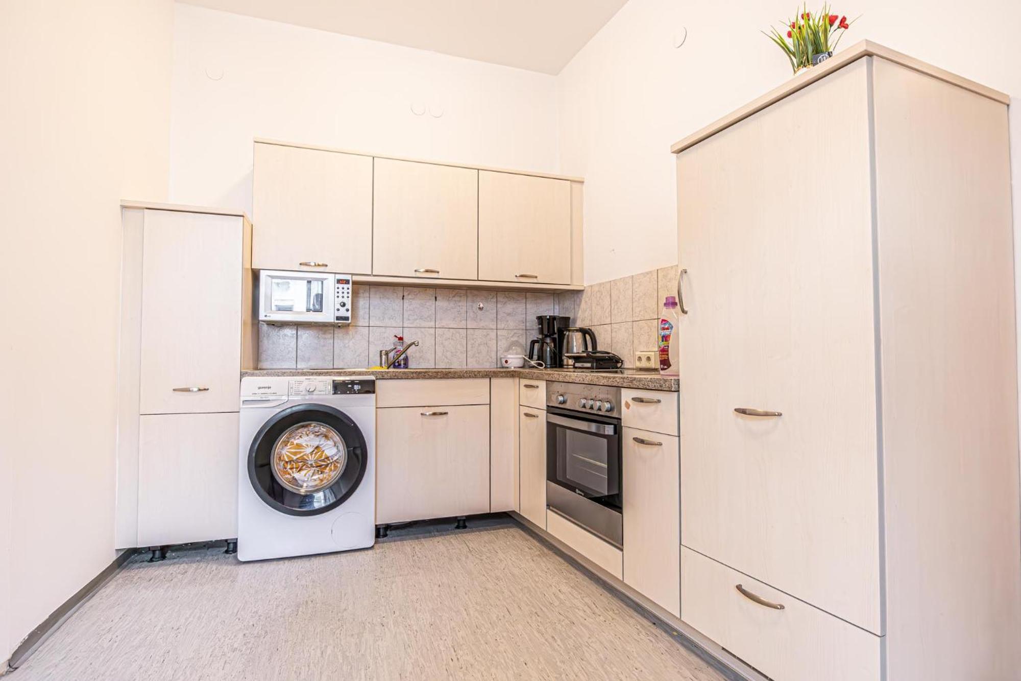 Near Schoenbrunn - Economy Rooms In Shared Apartment At Meidling Train Station Відень Екстер'єр фото