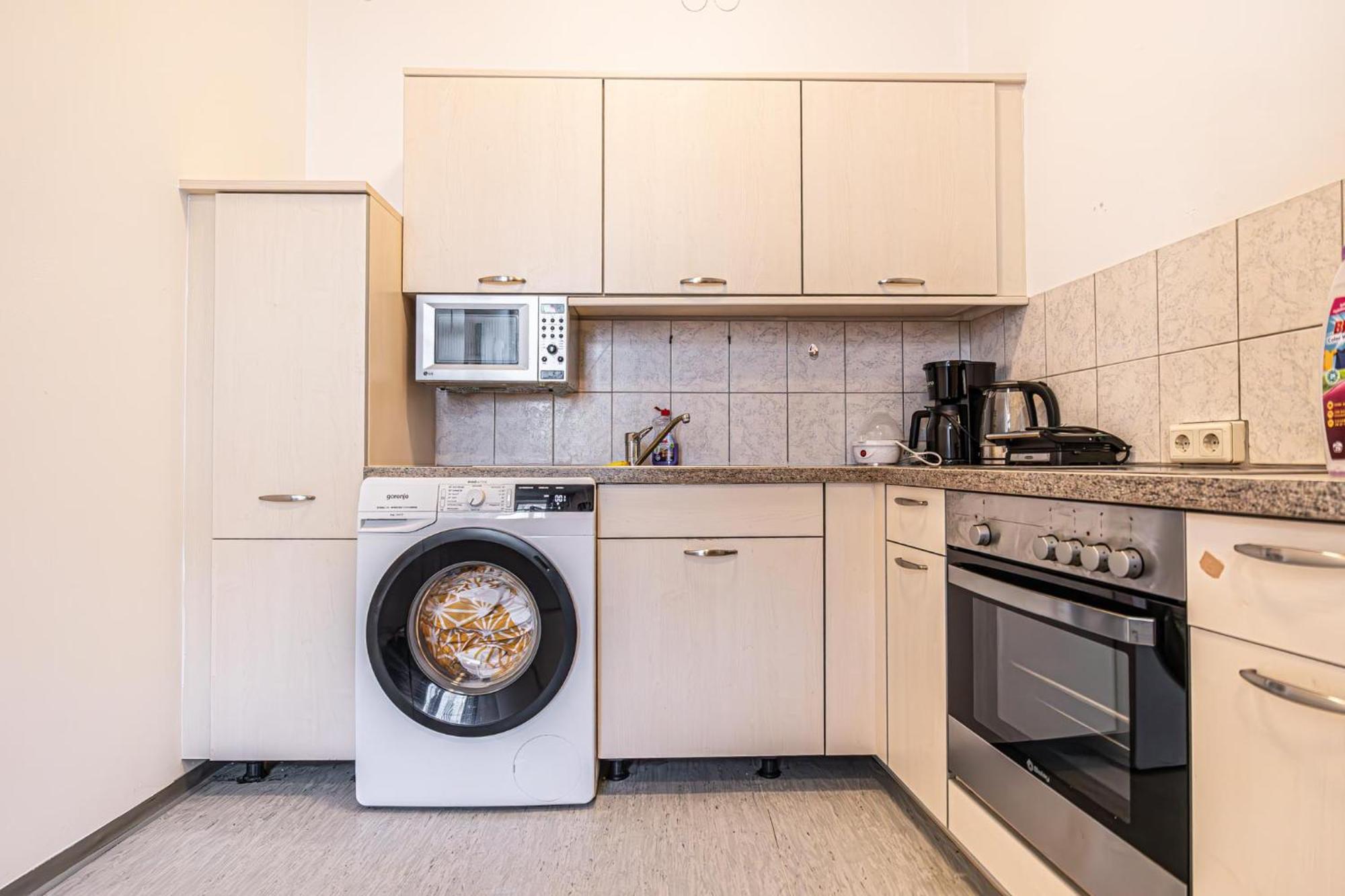 Near Schoenbrunn - Economy Rooms In Shared Apartment At Meidling Train Station Відень Екстер'єр фото