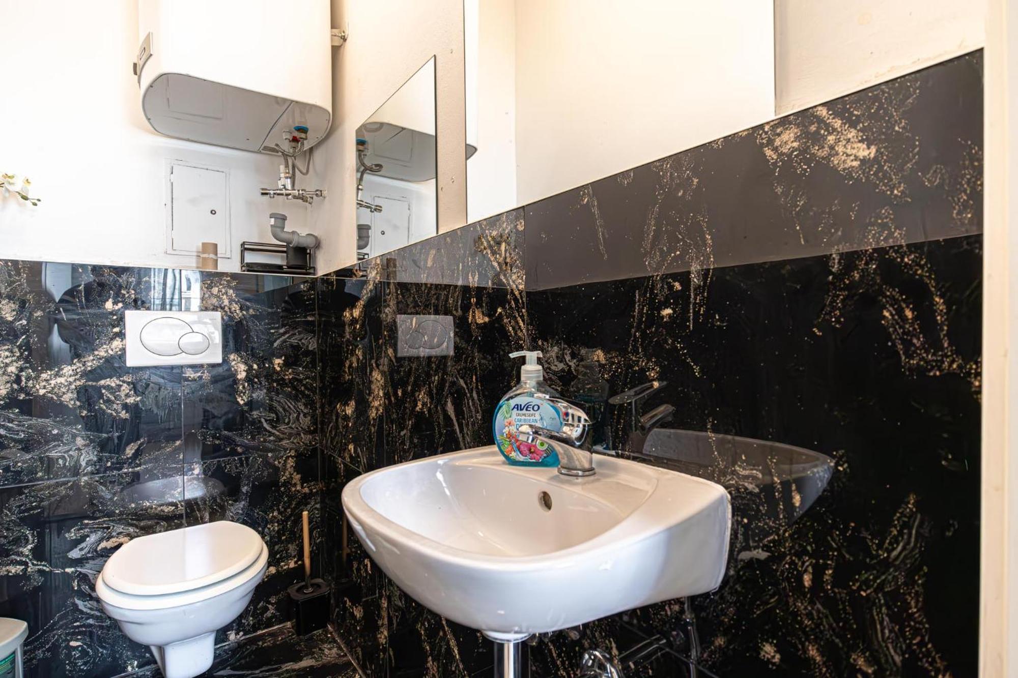 Near Schoenbrunn - Economy Rooms In Shared Apartment At Meidling Train Station Відень Екстер'єр фото